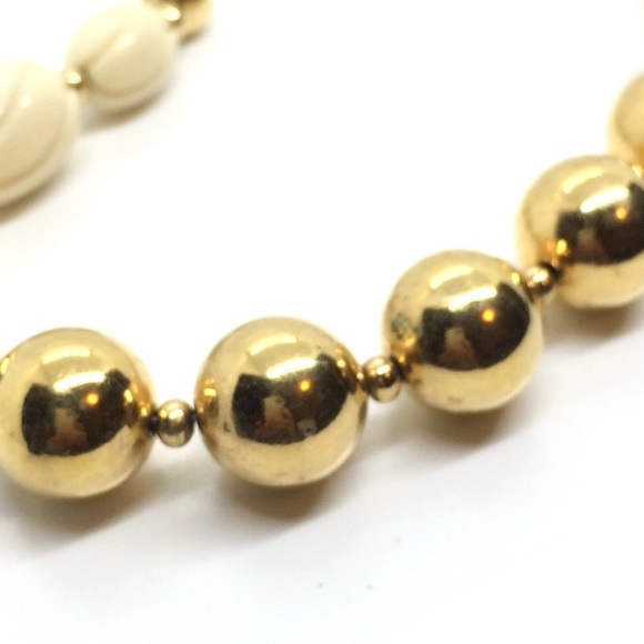 VINTAGE 80S 90S NAPIER GOLD TONE CARVED ACRYLIC BEAD BAUBLE NECKLACE BEADED - Picture 9 of 12